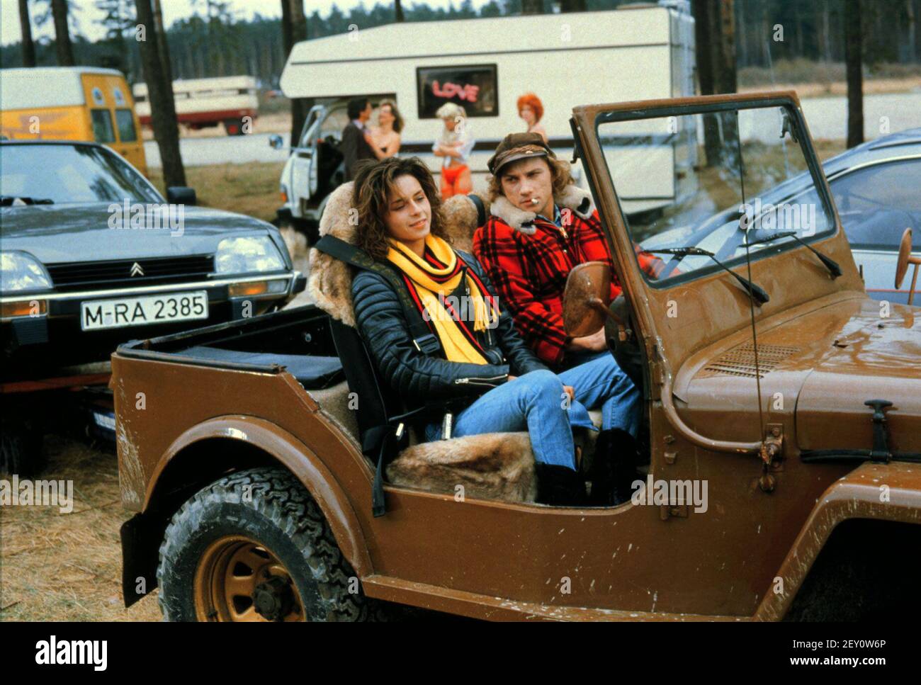 Der Junge mit dem Jeep, ZDF Fernsehfilm, 1986, Szene: CHRISTINA PLATE als Charly und RICHY MÜLLER als Alf. Der Junge mit dem Jeep, ZDF TV movie, 1986, scene: Christina Plate and Richy Mueller. Stock Photo