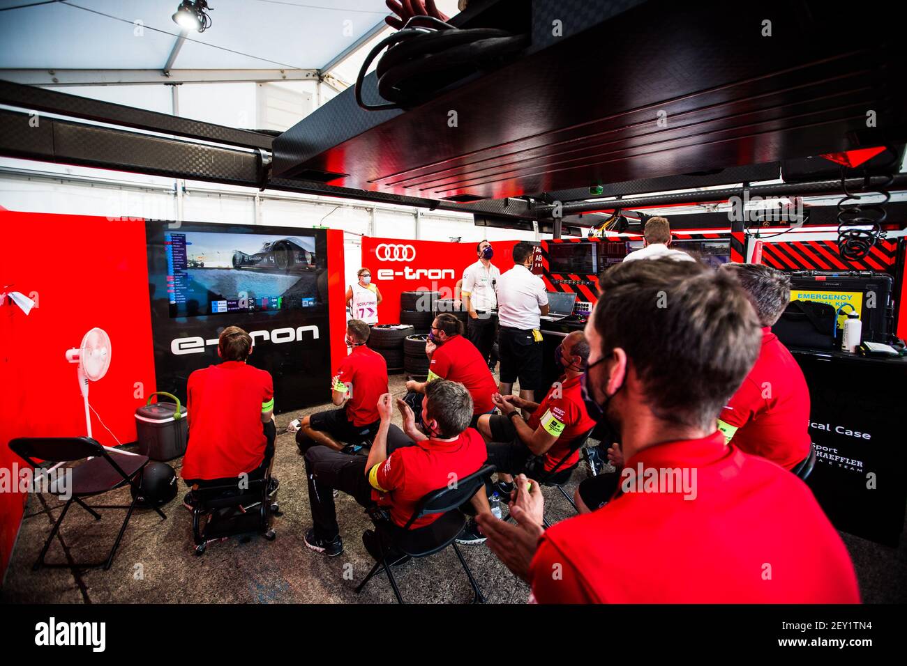 mecaniciens-mechanics-ingenieur-engineer-audi-sport-abt-schaeffer