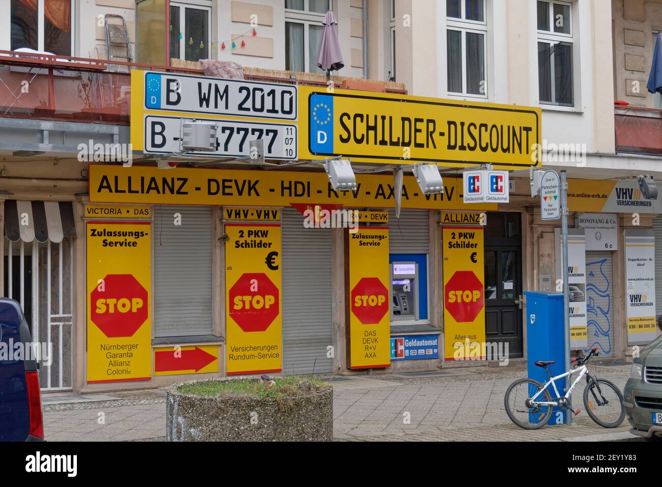 KFZ Zulassungsservice, KFZ-Schilder, KFZ-Versicherungen, Jueterborger Strasse, Kreuzberg, Berlin, Deutschland Stock Photo