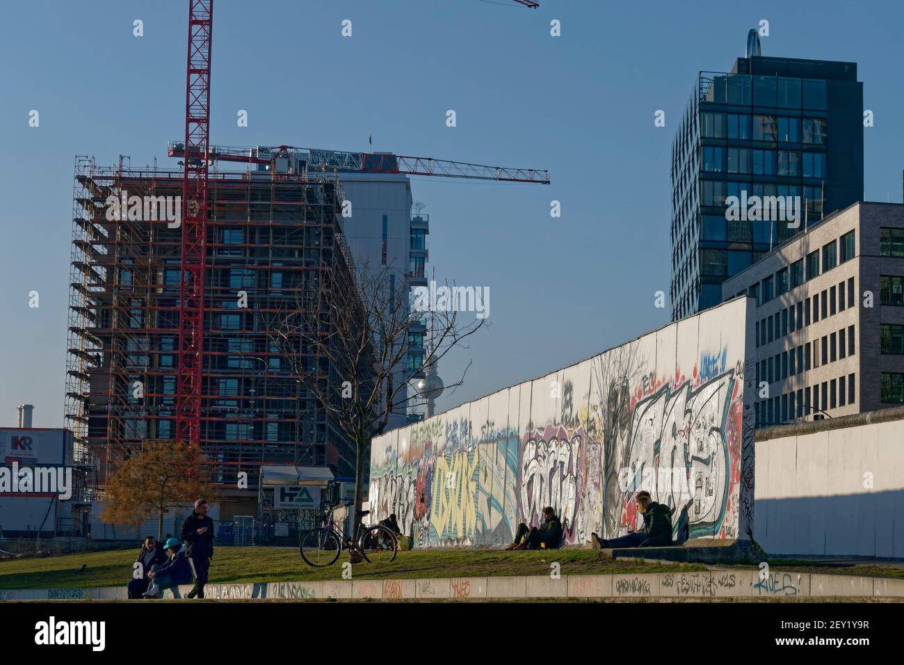Berliner Mauer, East Side Gallery and der Spree, Neubauten Media Spree, Mercedes, Berlin-Friedrichshain, Berlin, Deutschland, Europa Stock Photo