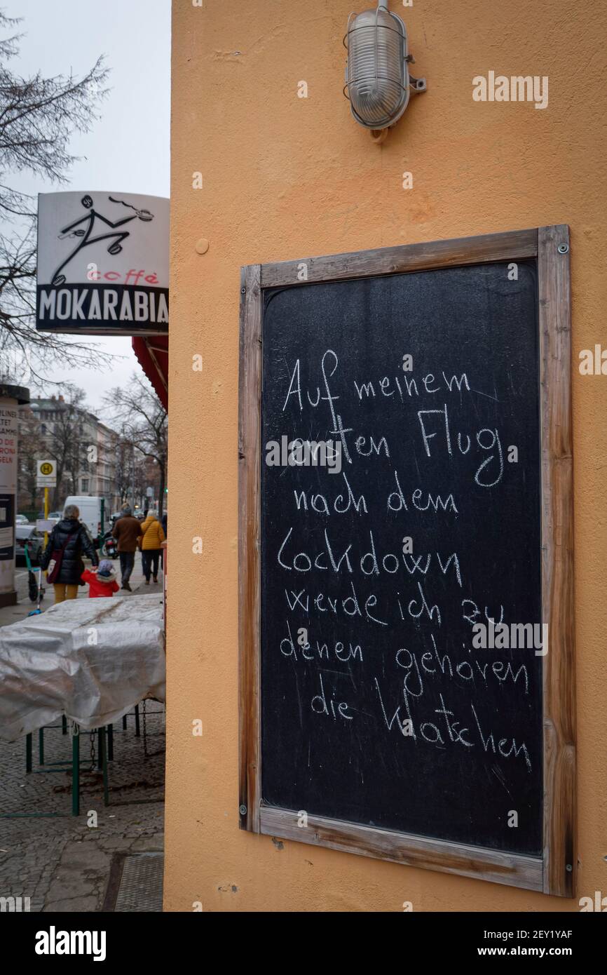 Bar in Berlin-Kreuzberg im Corona Lockdown , Schiefertafel mit Schriftzug : 'Auf meinem ersten Flug nach dem Lockdown werde ich klatschen'. Berlin, De Stock Photo