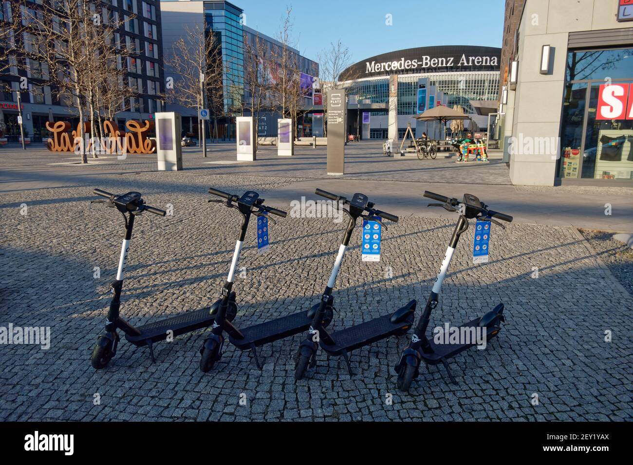 Mercedes Benz Platz an der Mercedes Benz Arena, E-Scooter, Elektro-Tretroller warten auf Touristen im Lockdown . In Berlin sind die E-Roller von den S Stock Photo