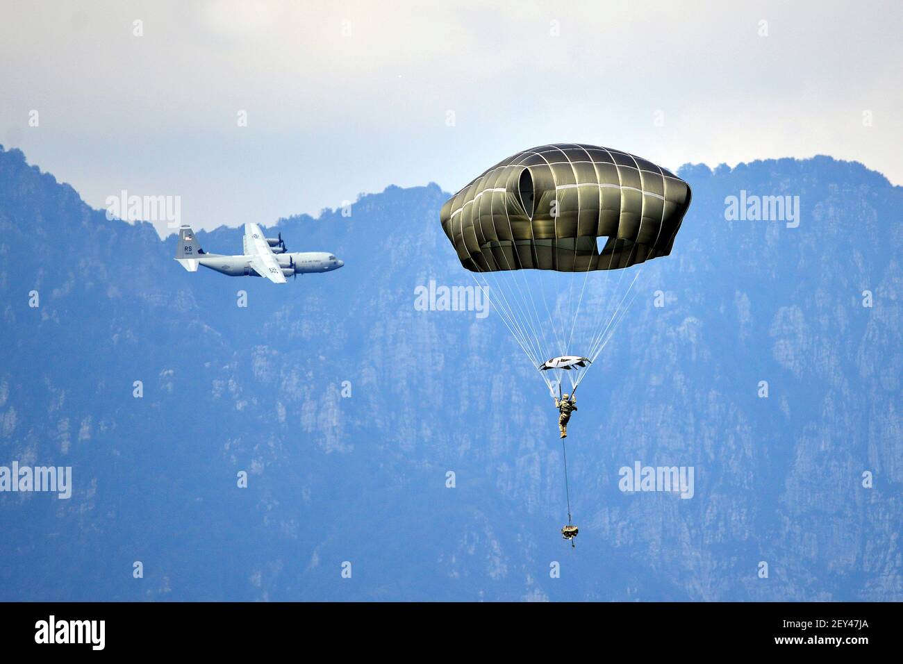 Paratroopers from 173rd Brigade Support Battalion, 173rd Airborne Brigade land after a jump at Juliet Drop Zone in Pordenone, Italy, Sept. 24. The U.S. Army Paratroopers conducting an airborne operation with T-11 parachutes from C-130 Hercules Aircraft of the 86th Airlift Wing is stationed at Ramstein Air Base, Germany. (Photo by Visual Information Specialist Paolo Bovo/U.S. Army/Sipa USA) Stock Photo