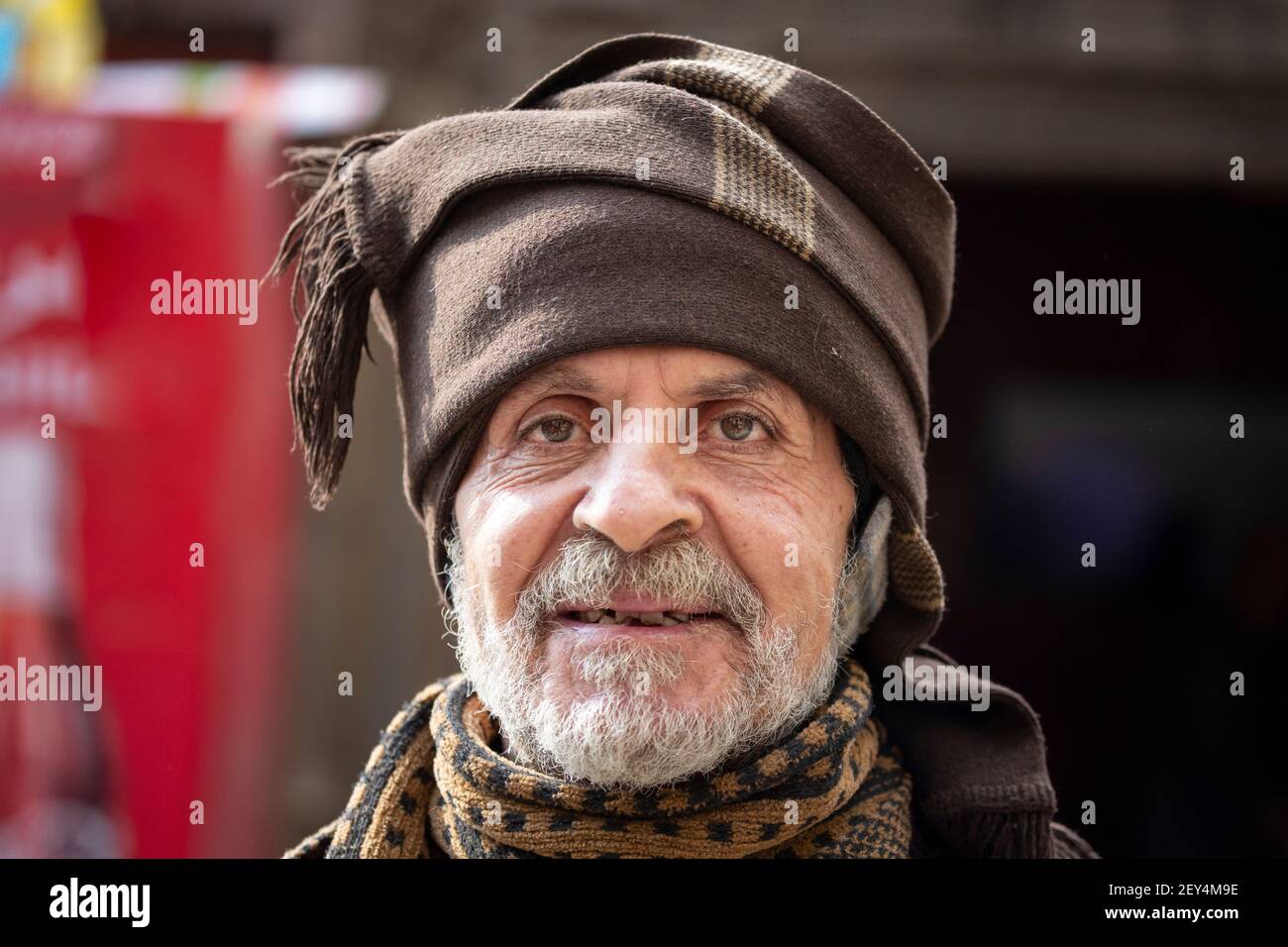 Portrait of an elderly Egyptian man wearing a headscraf in the Islamic Quarter of Cairo, Egypt Stock Photo