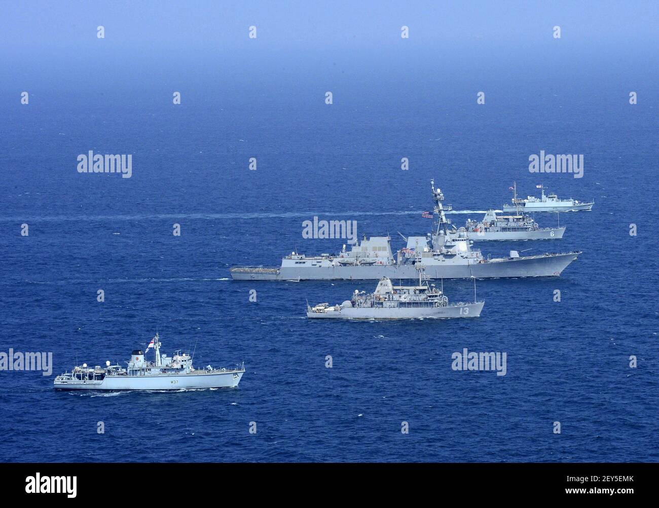 ARABIAN GULF (Oct. 31, 2014) The Arleigh Burke-class guided-missile destroyer USS Sterett (DDG 104), center, participates in International Mine-countermeasures Exercise (IMCMEX) with the mine countermeasures ships USS Devastator (MCM 6) and USS Dextrous (MCM 13) and the Royal Navy mine-countermeasure vessels HMS Penzance (M 106), top, and HMS Chiddingfold (M 37). Sterett is deployed as part of the Carl Vinson Carrier Strike Group supporting maritime security operations, strike operations in Iraq and Syria as directed and theater security cooperation efforts in the U.S. 5th Fleet area of respon Stock Photo