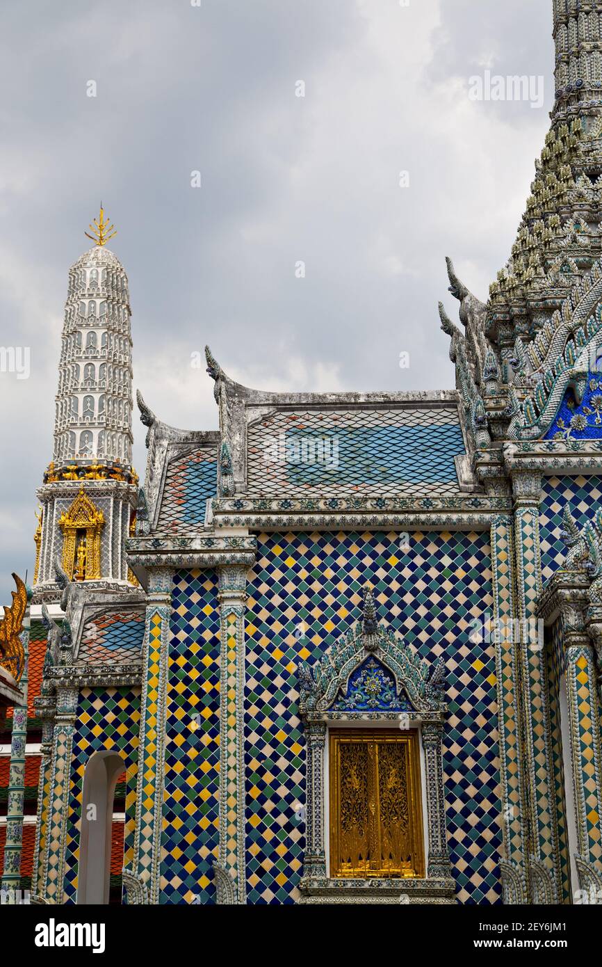 Thailand asia in bangkok temple roof wat palaces mosaic Stock Photo - Alamy