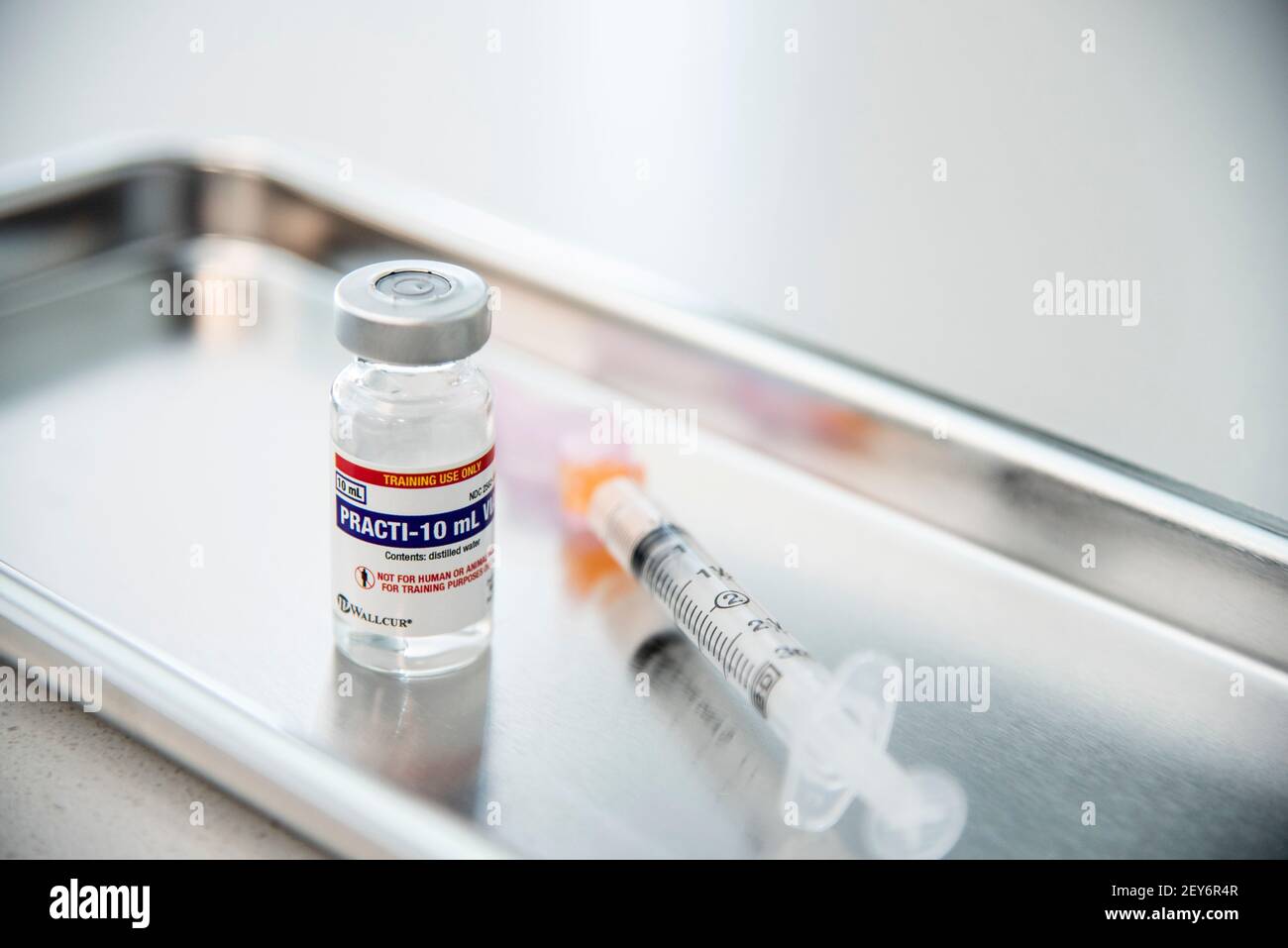 A vial and syringe on a metal tray in a doctor's office Stock Photo - Alamy