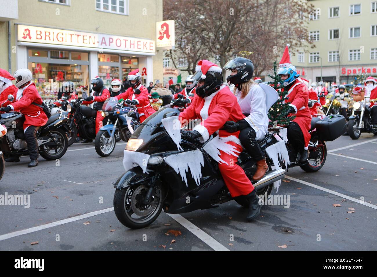 DECEMBER 13, 2014 - Berlin, Germany - Decorated motorcycles and bikers dressed as Santa Claus roam around Berlin to give gifts to the needy people; this is called the 'Christmas Berlin Bike Tour' (Photo by Simone Kuhlmey / Pacific Press/Sipa USA) Stock Photo