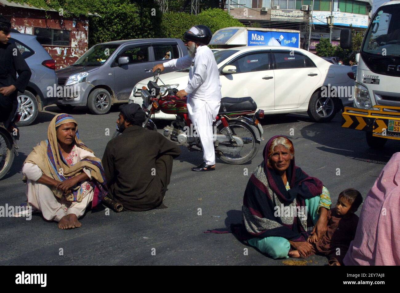 Pakistan. 05th Mar, 2021. Residents of Pattoki are block road as they are holding protest demonstration against high handedness of land grabbers, at Lahore press club on Friday, March 05, 2021. Credit: Asianet-Pakistan/Alamy Live News Stock Photo