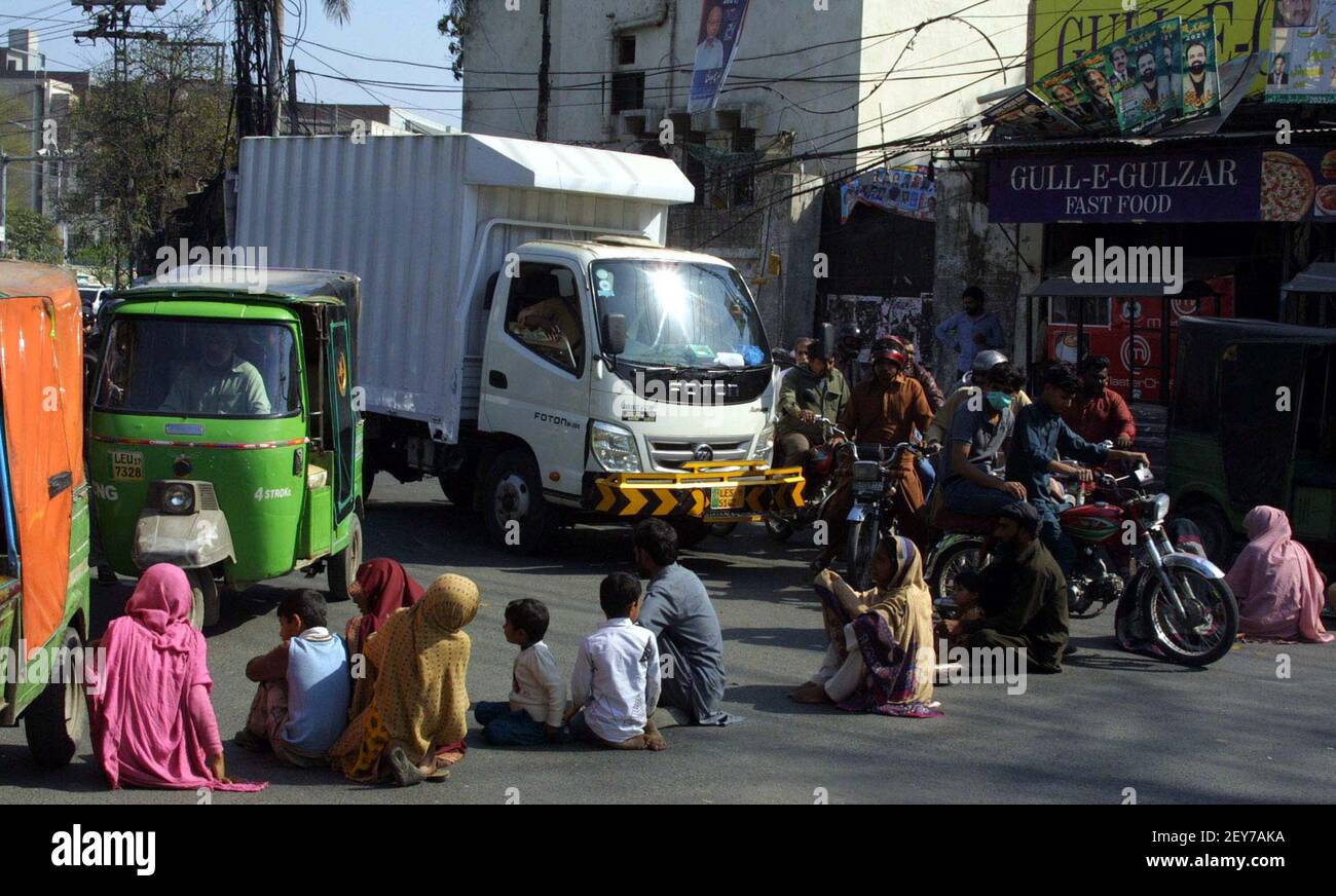 Pakistan. 05th Mar, 2021. Residents of Pattoki are block road as they are holding protest demonstration against high handedness of land grabbers, at Lahore press club on Friday, March 05, 2021. Credit: Asianet-Pakistan/Alamy Live News Stock Photo