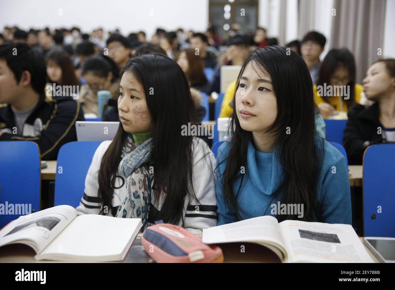 Two Peking University Thai students who receive prime minister Li ...