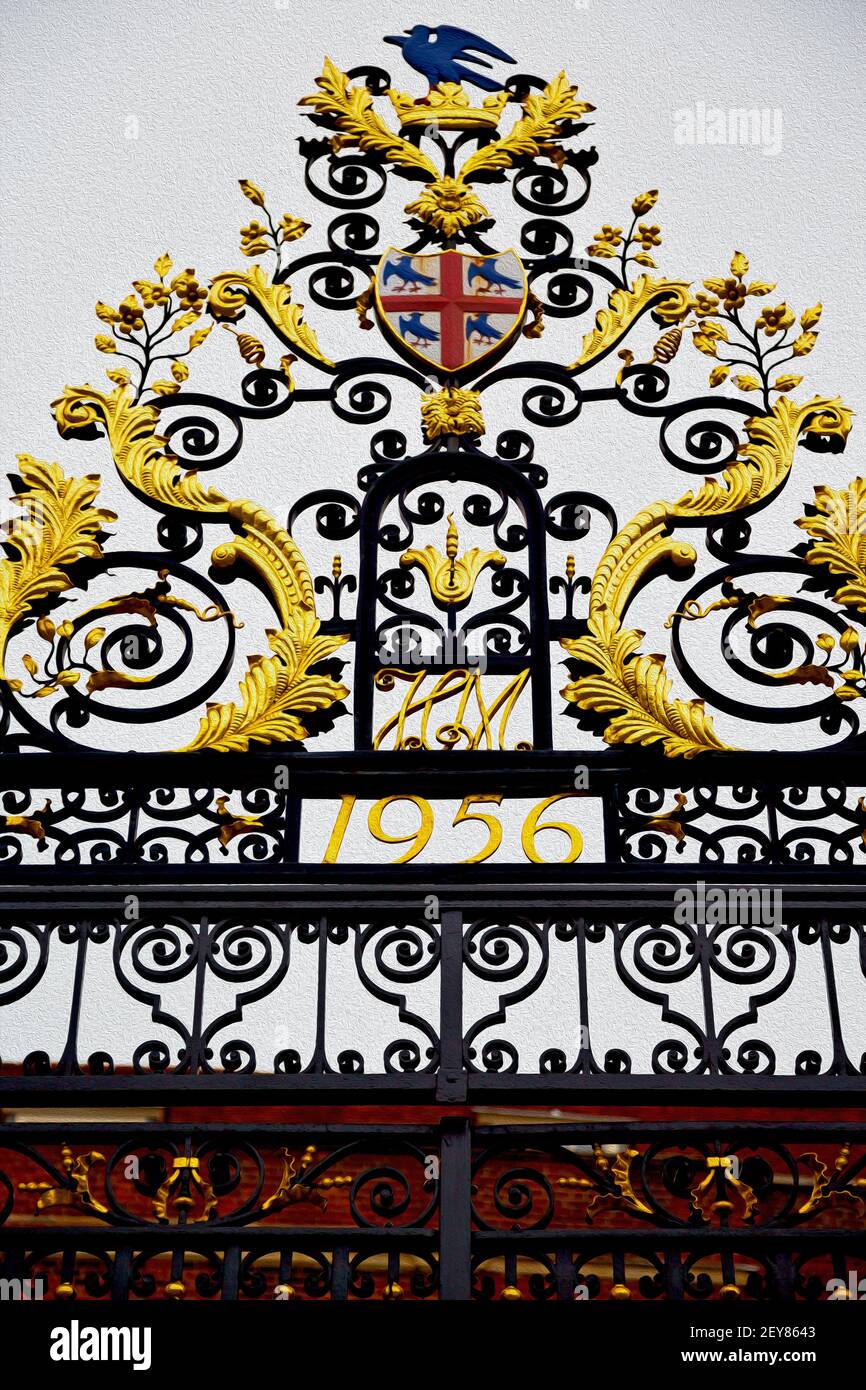 In london england the old metal gate royal palace Stock Photo - Alamy