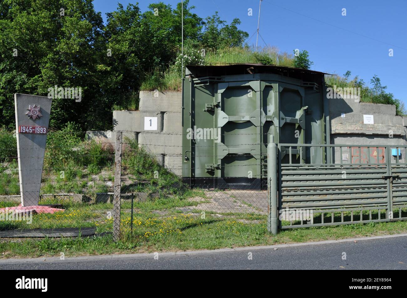 ehemalige Sonderwaffenlager (Bunker Granit Typ 1) für atomare Kernwaffen (Atombombe) auf dem Flugplatz Großenhain am 6.6.2016 Stock Photo