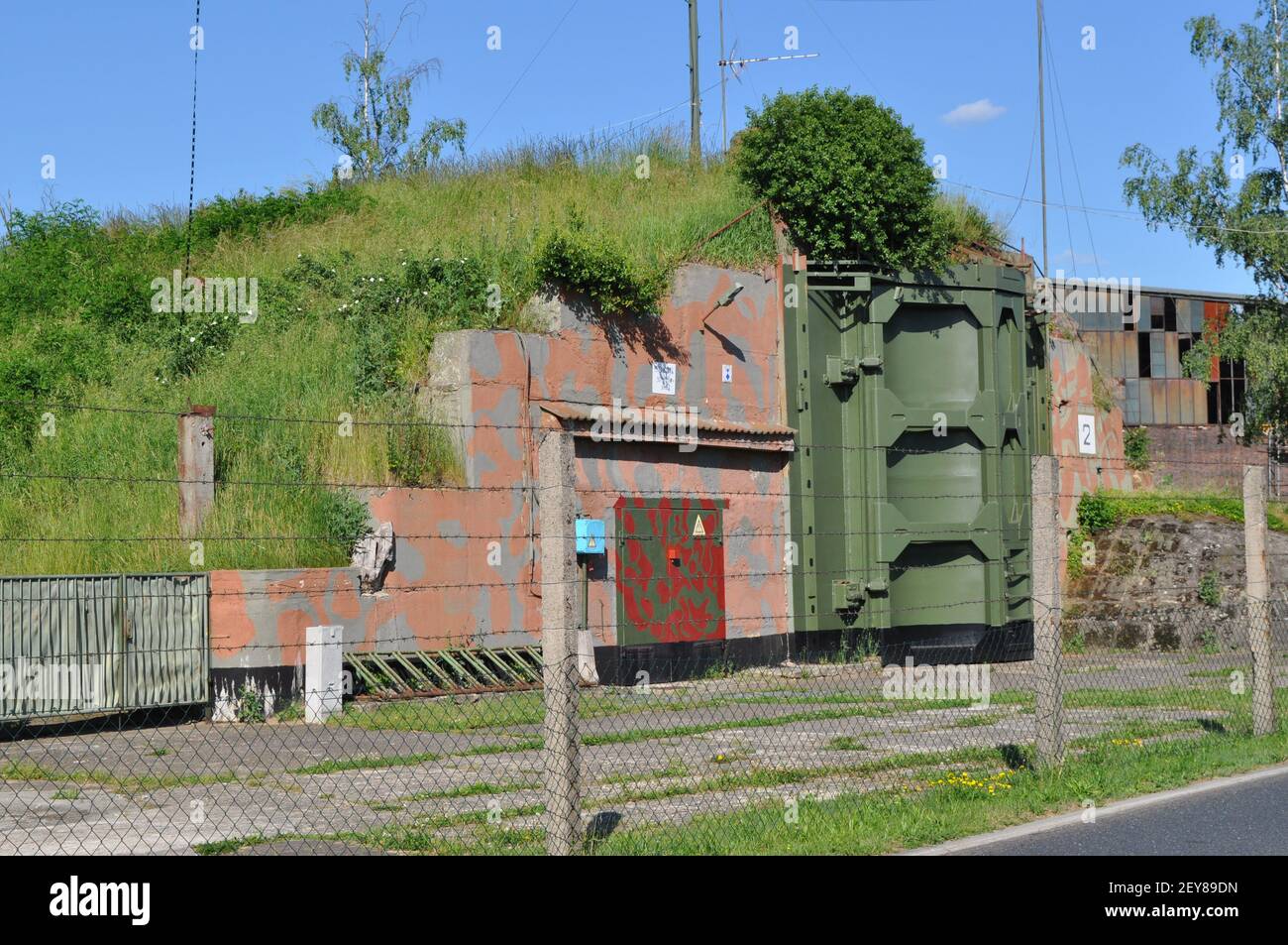 ehemalige Sonderwaffenlager (Bunker Granit Typ 1) für atomare Kernwaffen (Atombombe) auf dem Flugplatz Großenhain am 6.6.2016 Stock Photo