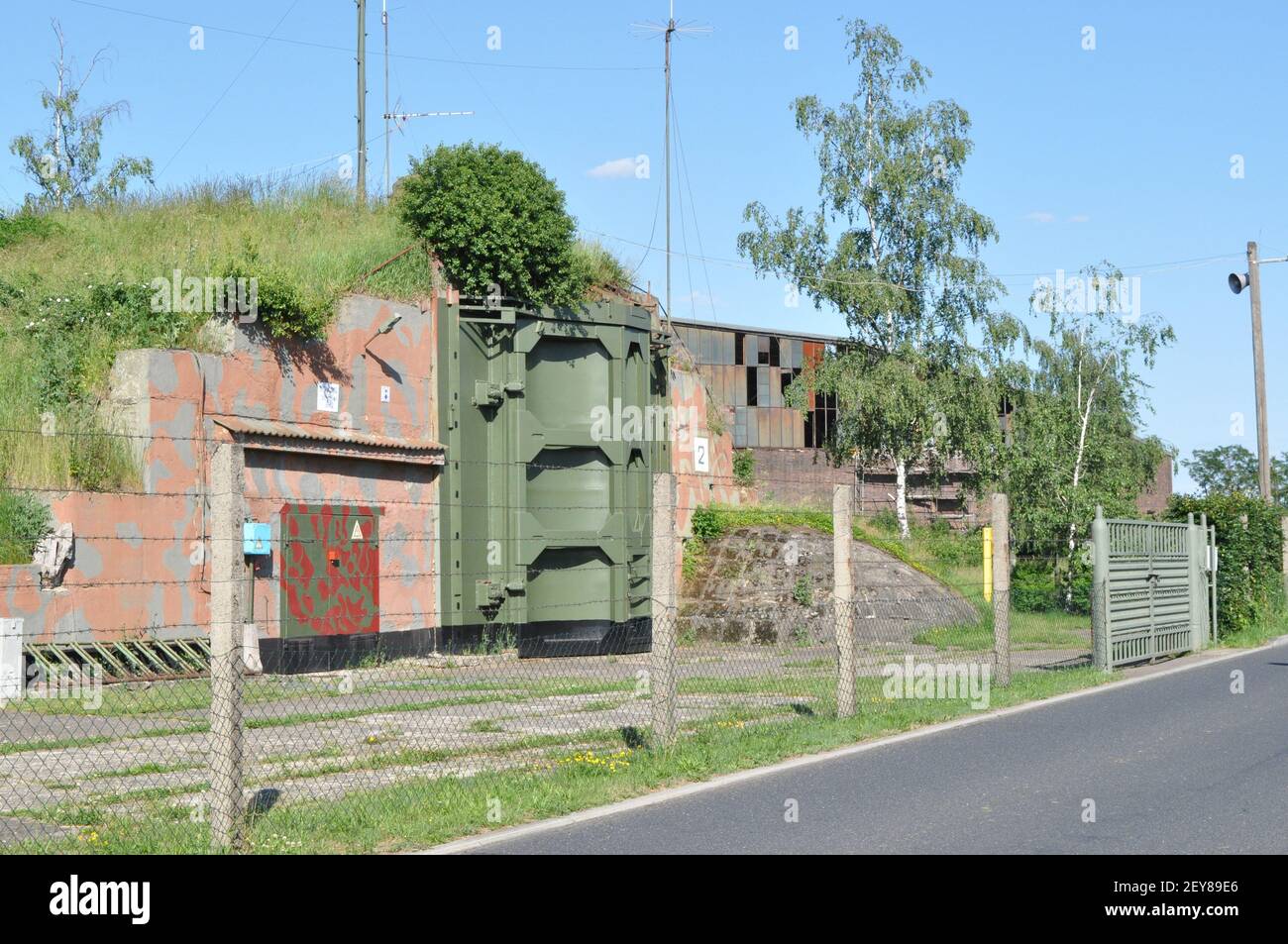 ehemalige Sonderwaffenlager (Bunker Granit Typ 1) für atomare Kernwaffen (Atombombe) auf dem Flugplatz Großenhain am 6.6.2016 Stock Photo