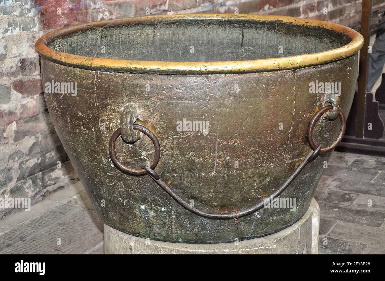 Bronze cauldron hi-res stock photography and images - Alamy
