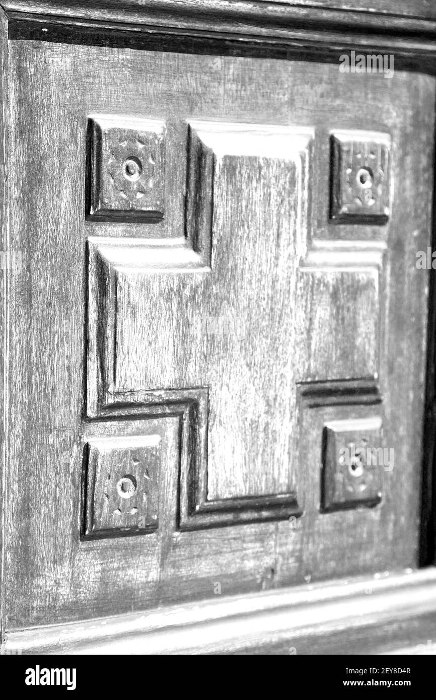 Texture of a brown old door in italy europe Stock Photo - Alamy
