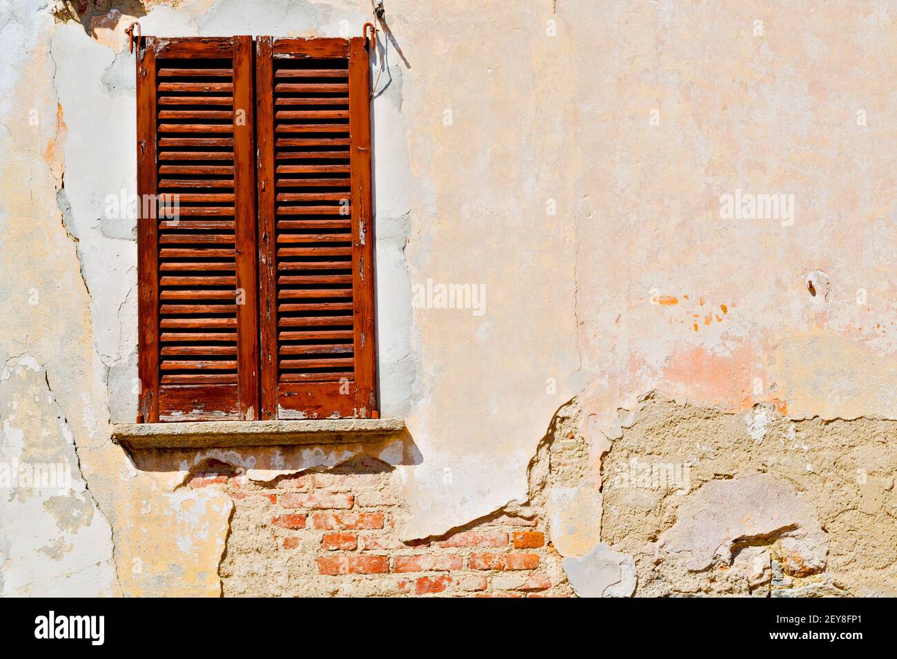 Venetian blind building hi-res stock photography and images - Alamy
