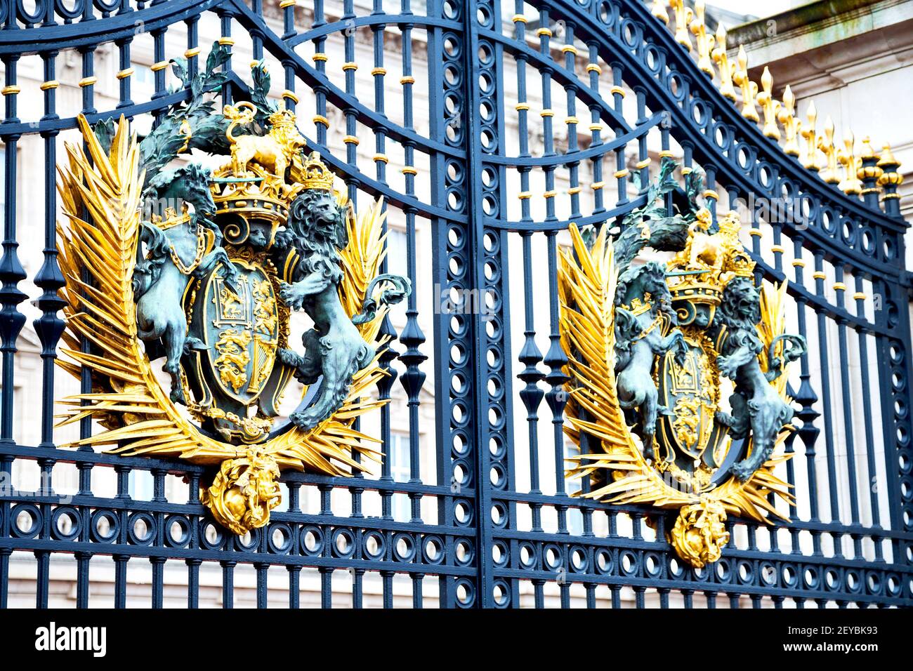In london england the old metal gate royal palace Stock Photo - Alamy
