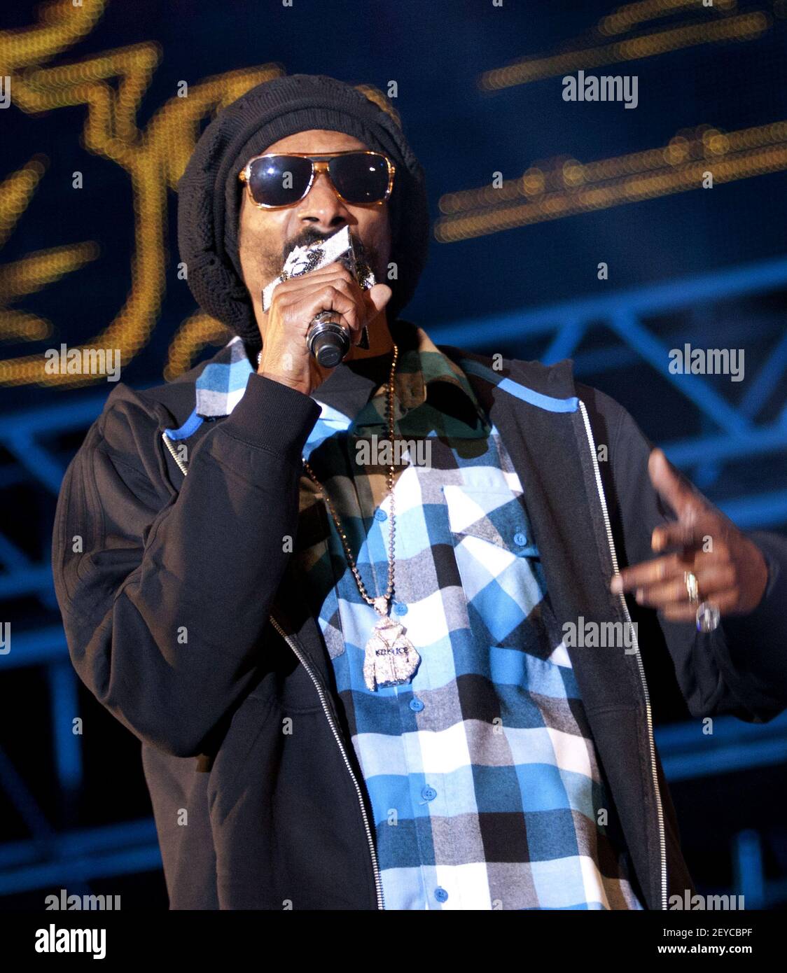 4 May 2013 Seoul, South Korea Rapper Snoop Dogg, performs onstage(08)