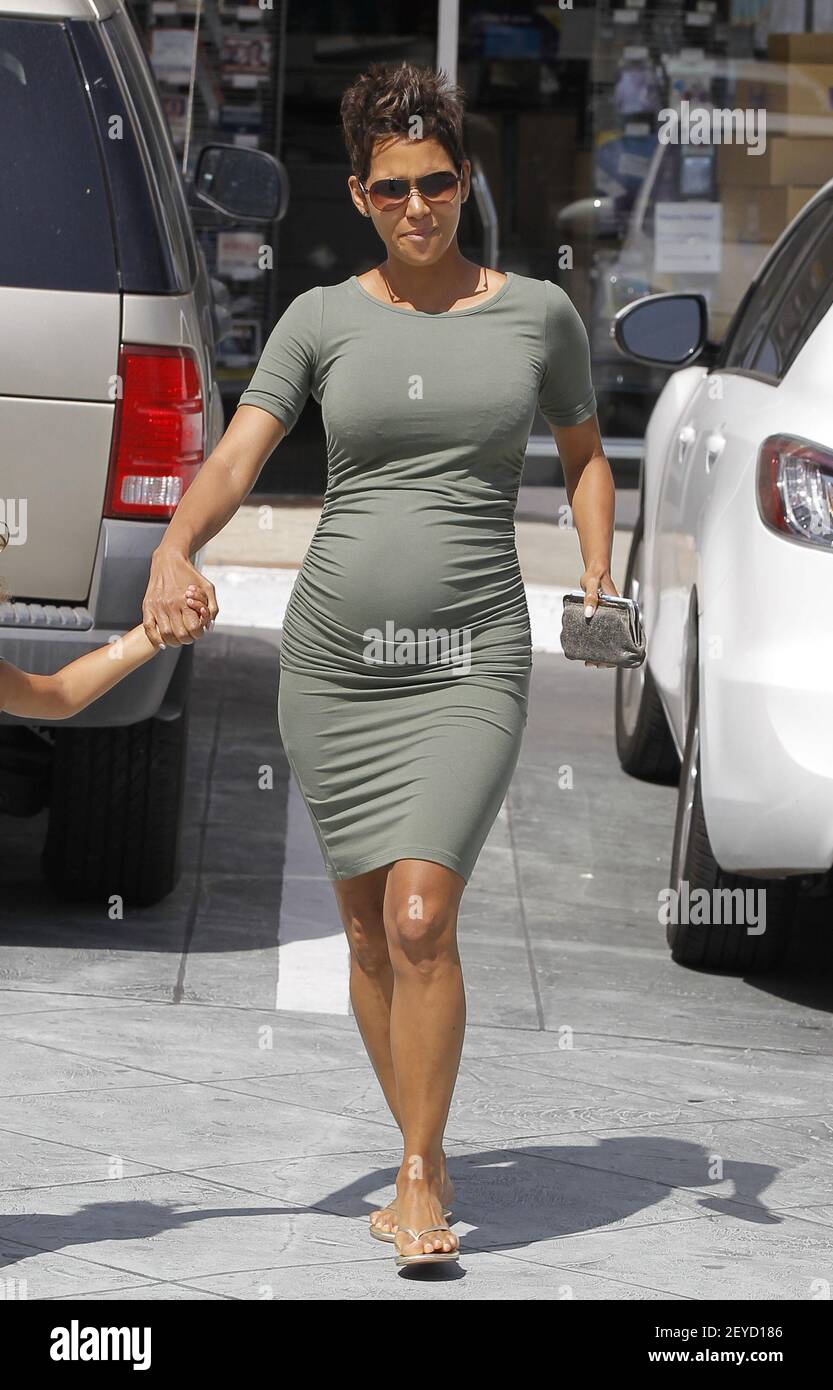 Pregnant us actress halle berry takes her daughter nahla to a local ups