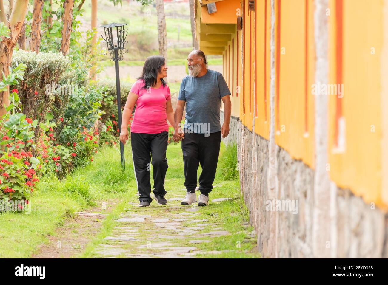 Two couple walking holding hands hi-res stock photography and images ...