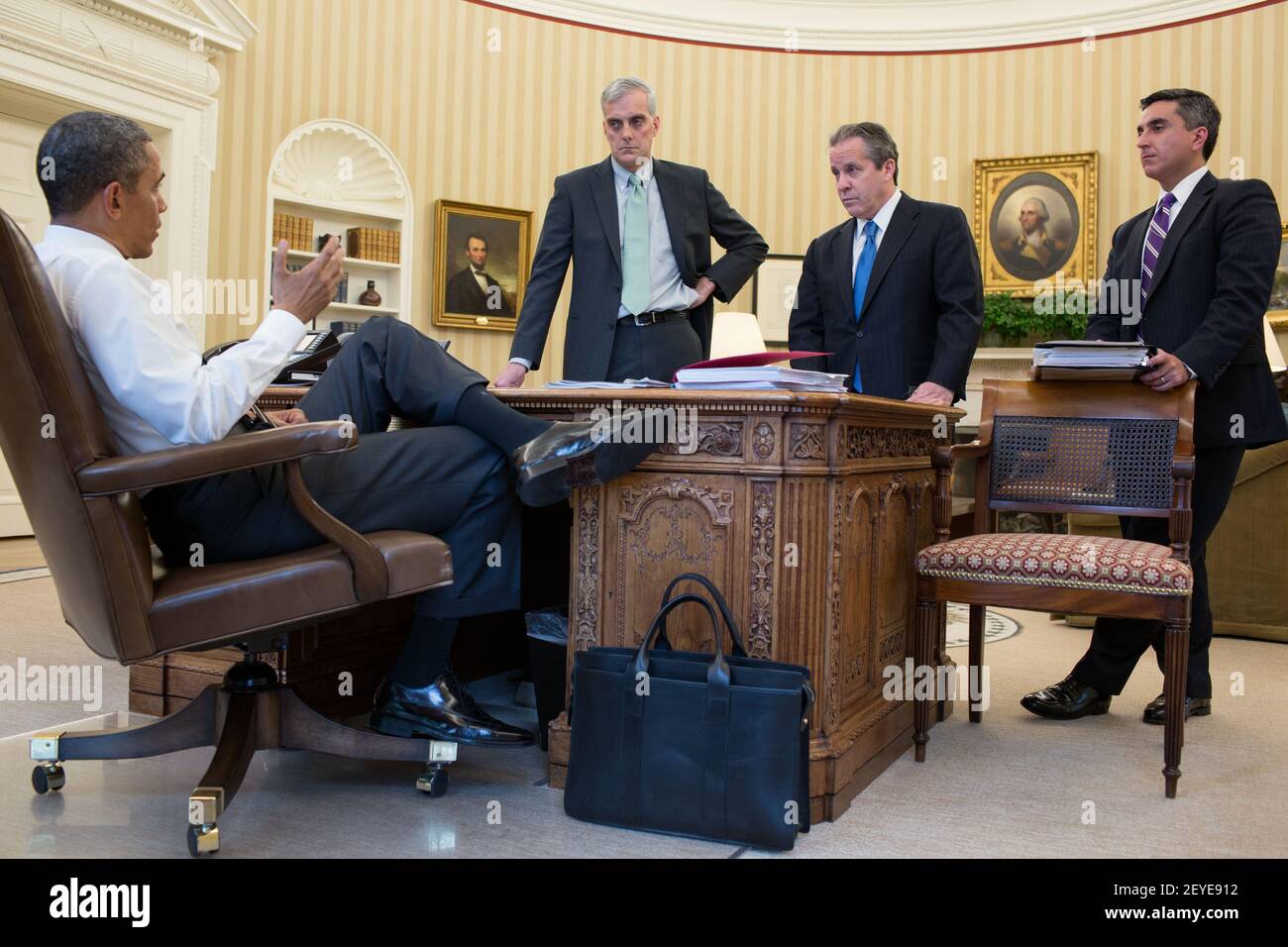 President Barack Obama talks with senior advisors in the Oval Office ...