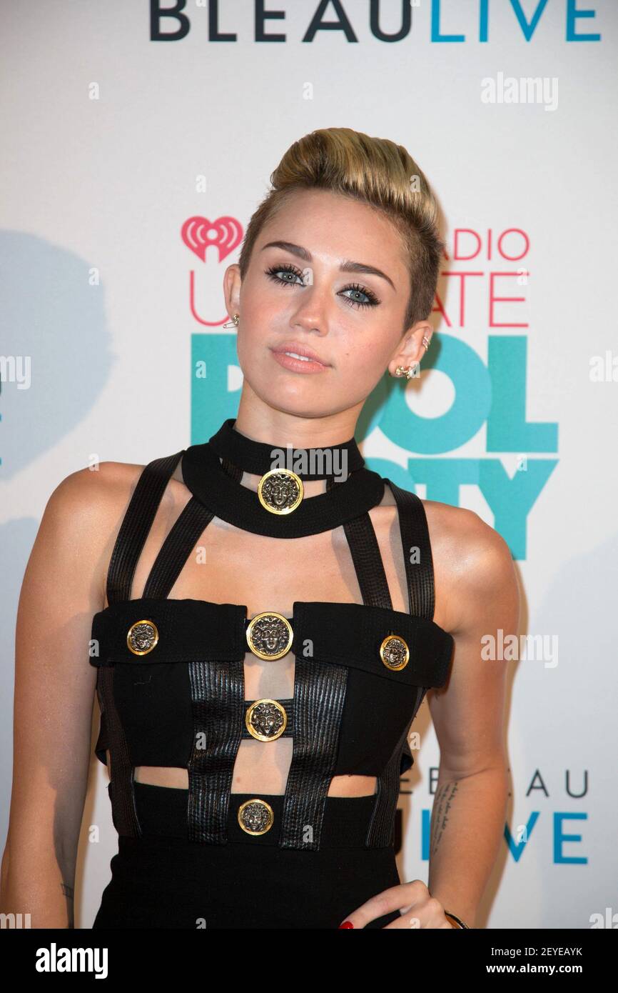 Miley Cyrus pose backstage at the iHeartRadio Ultimate Pool Party