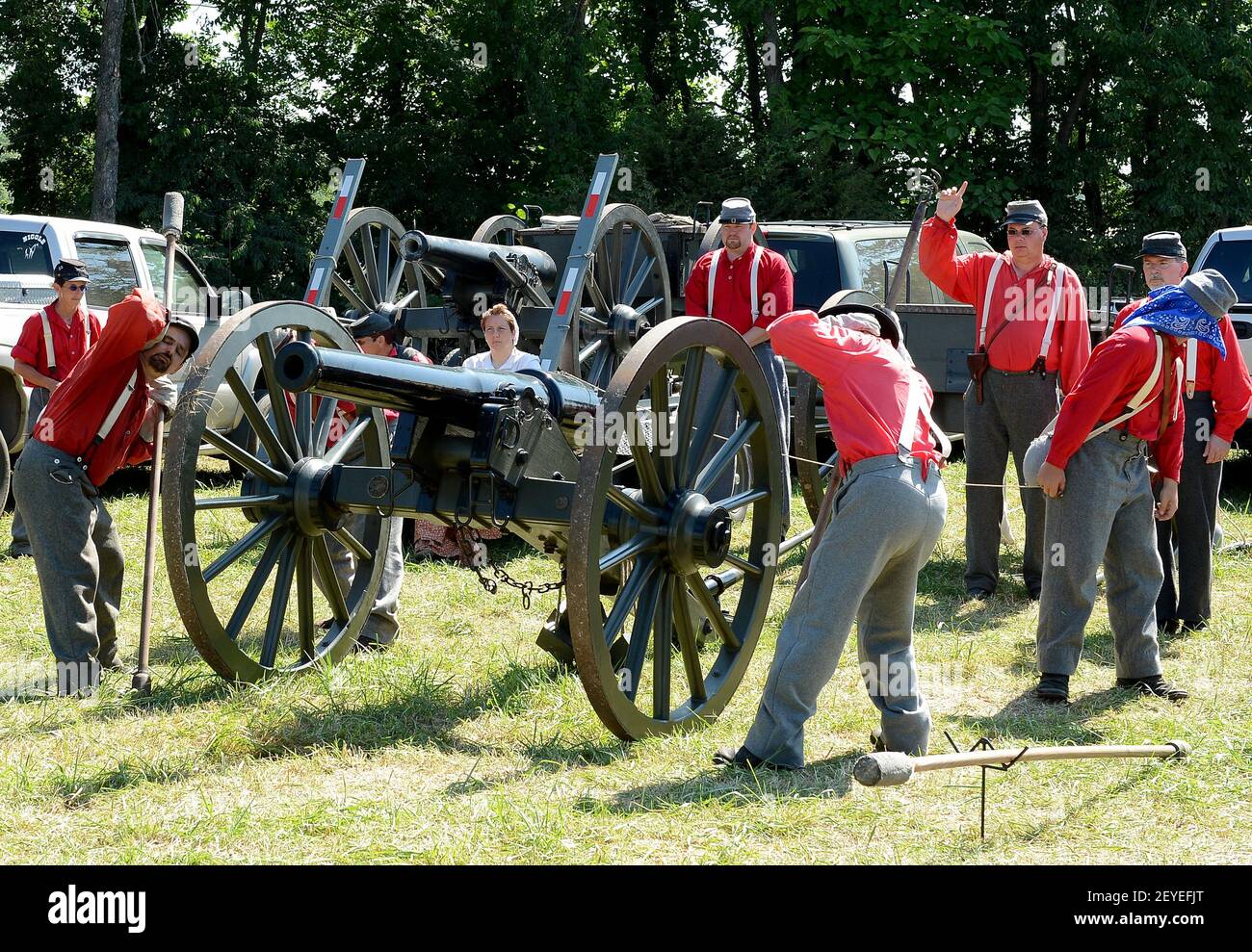 confederate-re-enactors-with-the-4th-maryland-light-artillery-practice