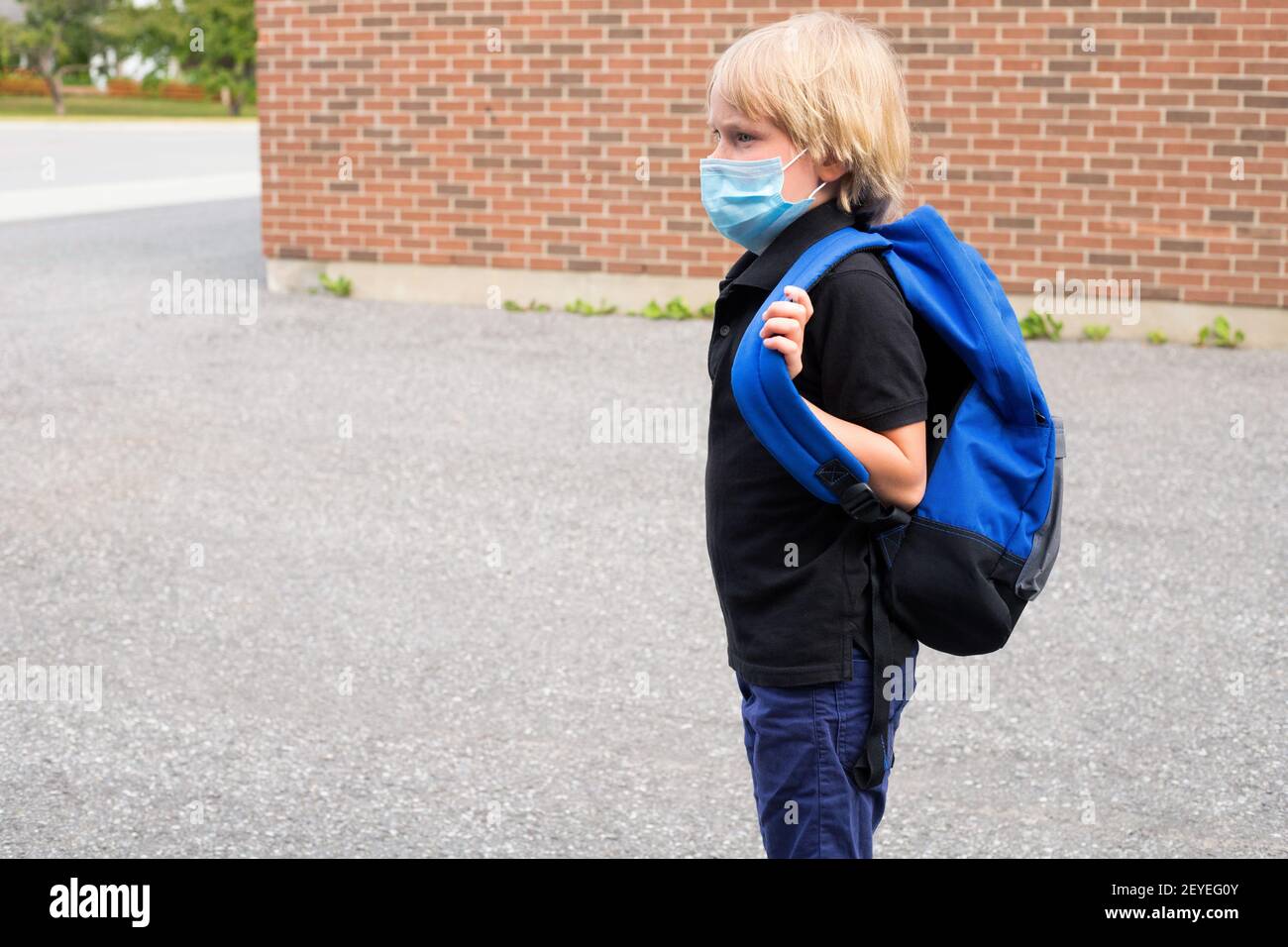 Kid going to school hi-res stock photography and images - Alamy