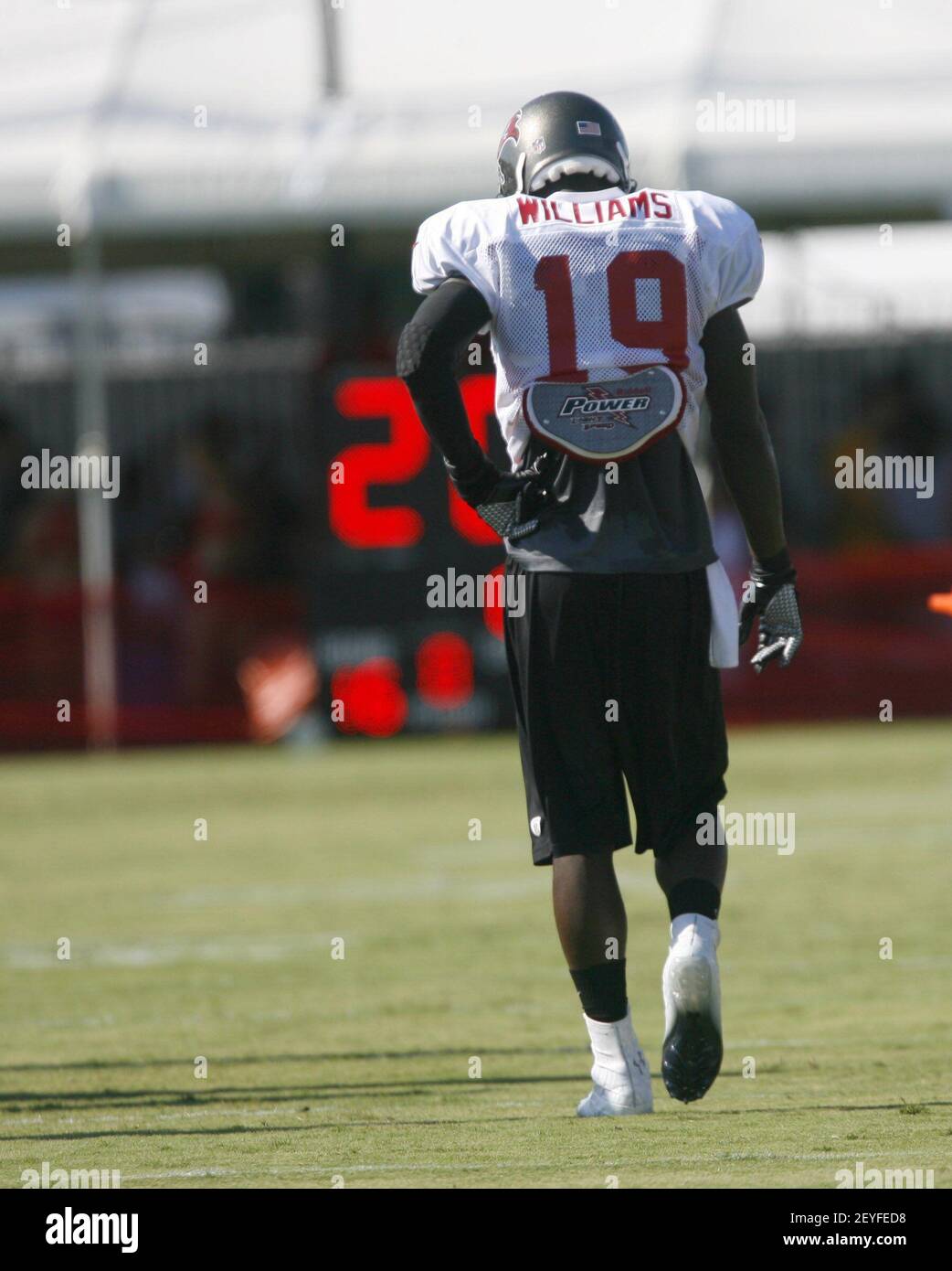 Photo: Tampa Bay Buccaneers Mike Williams catches a screen pass against the  Dallas Cowboys in Arlington, Texas. - ARL2012092315 