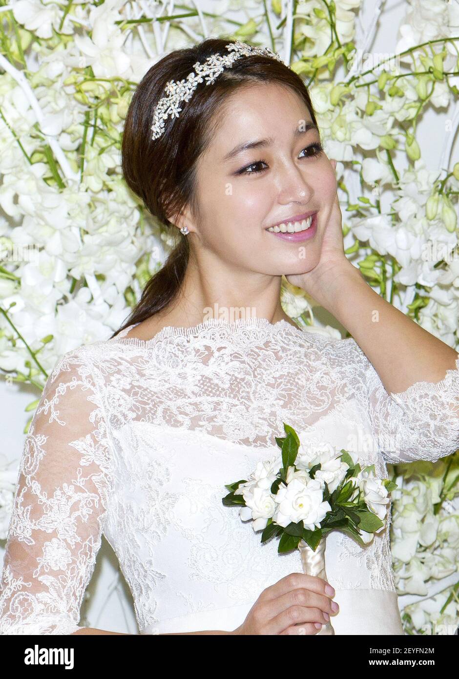 10 August 2013 Seoul South Korea South Korean actress Rhee Min Jung and actor Lee Byung Hun poses for photographers before their wedding at the Hyatt Hotel in seoul South Korea on