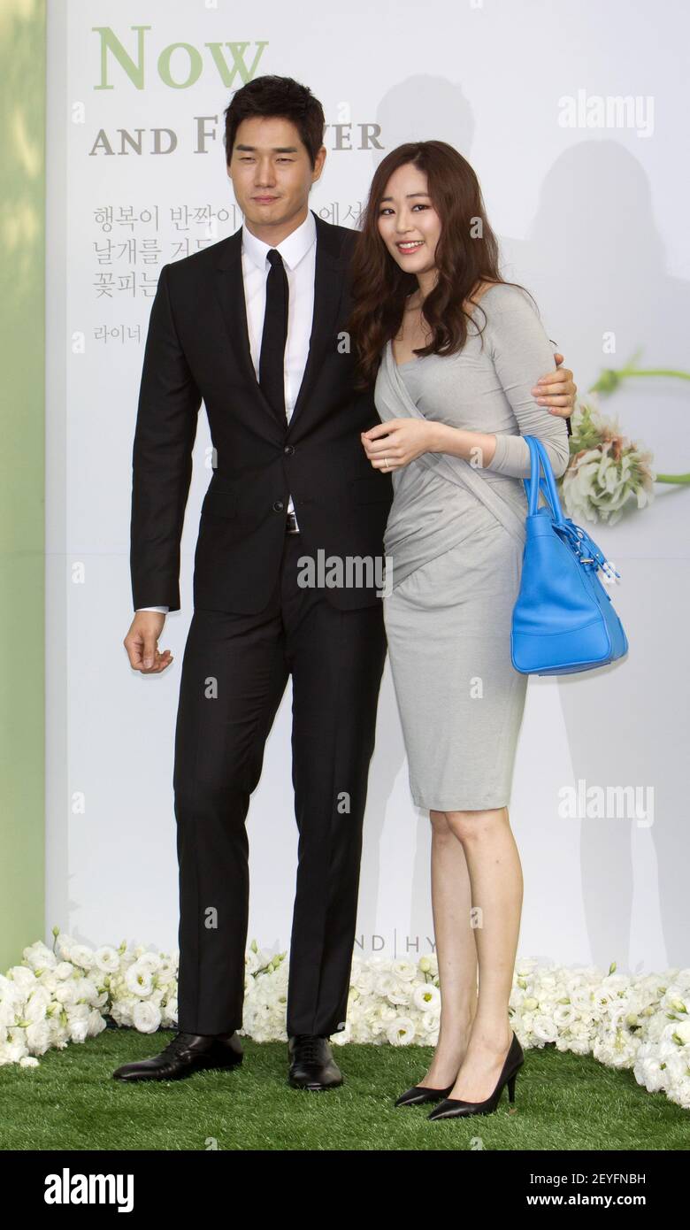 10 August 2013 - Seoul, South Korea : (L to R) South Korean actor Yoo Ji-Tae  and his wife actress Kim Hyo-Jin, arrive for photo call before their South  Korean actor Lee