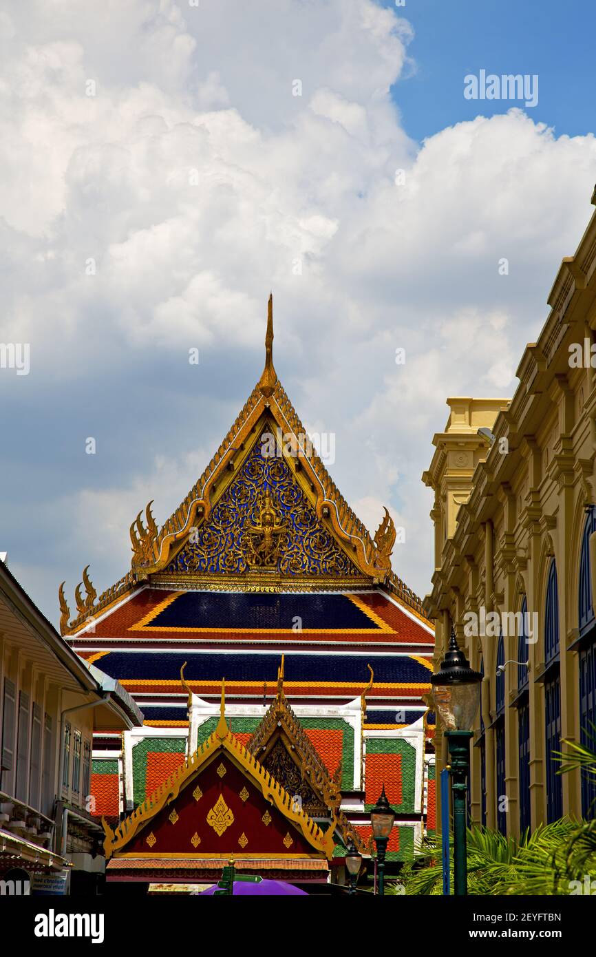 Thailand asia bangkok rain temple abstract street lamp Stock Photo - Alamy