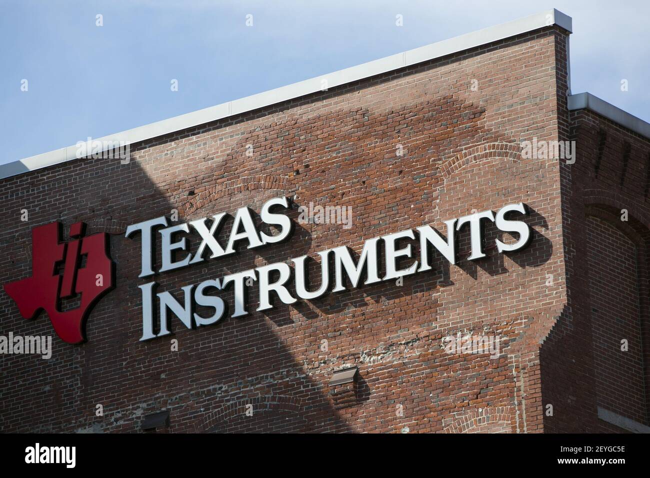 Thomas Instruments Building An office building occupied by Texas Instruments in Manchester, New ...