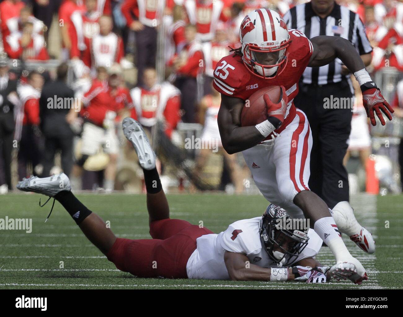 Wisconsin running back Melvin Gordon (25) avoids the tackle of