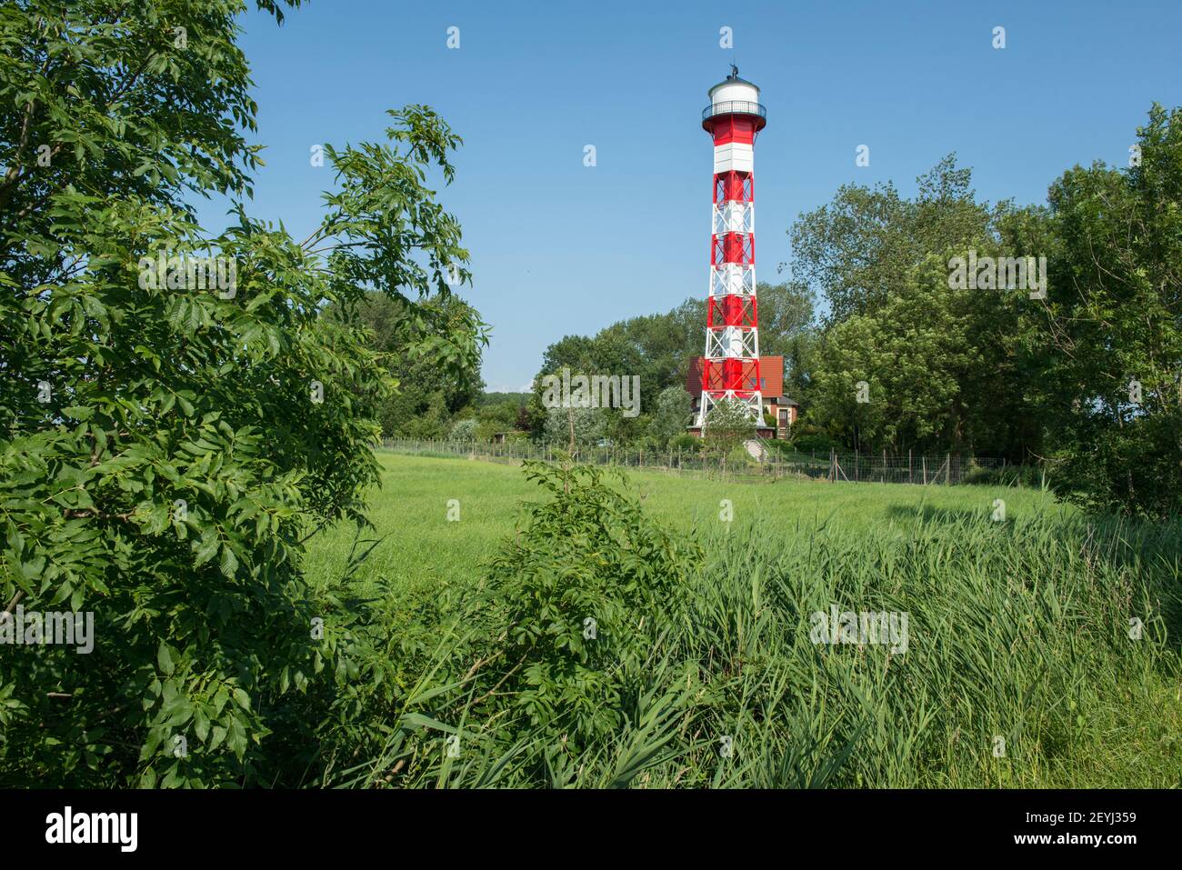 Germany, Lower Saxony, Krautsand: The red-white lighthouse near Campingplatz Am Leuchtturm on the Elbinsel Krautsand. Stock Photo