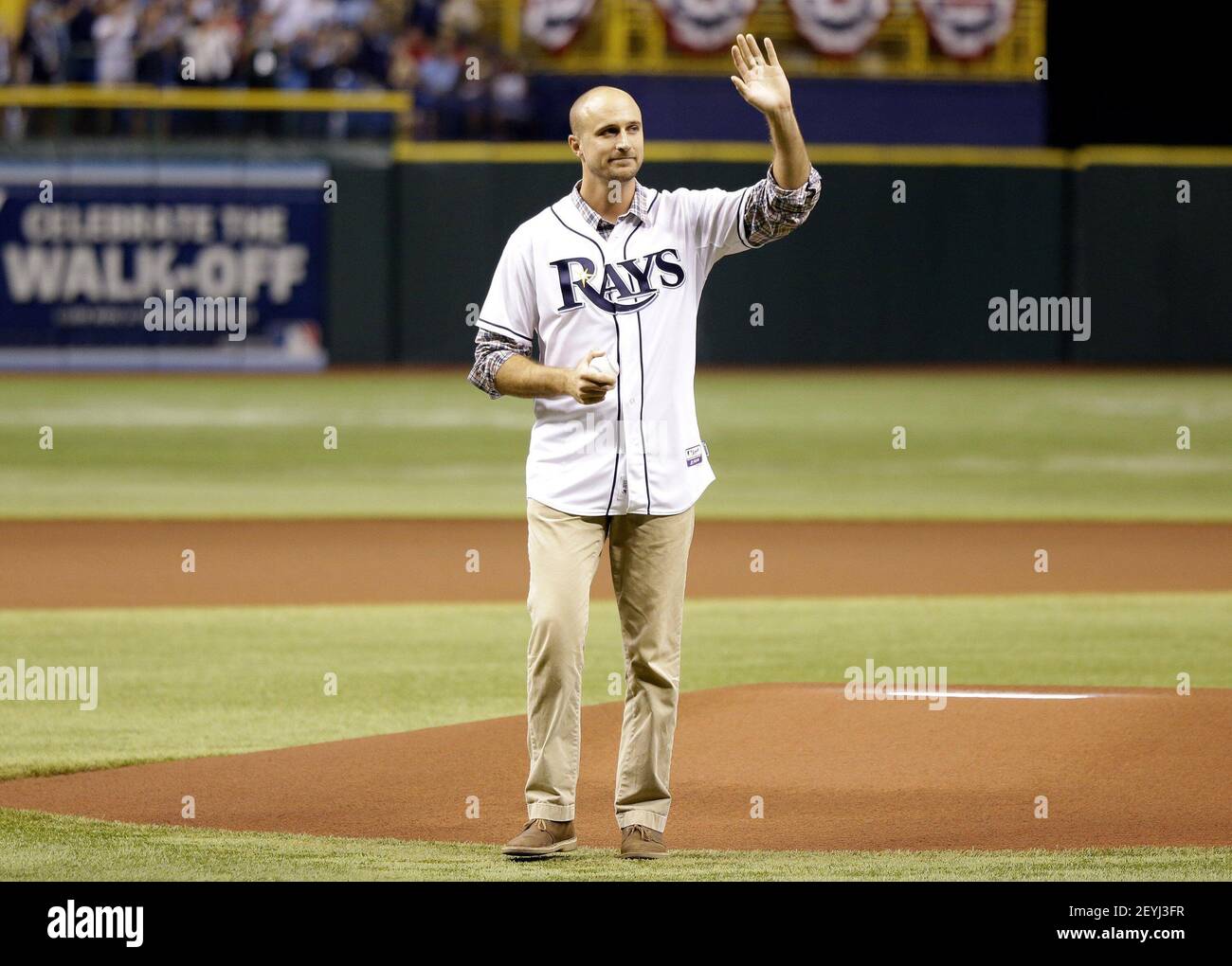 On this day in 2005: Mariano Rivera gets a standing ovation from Fenway  during the opening day ceremonies : r/redsox