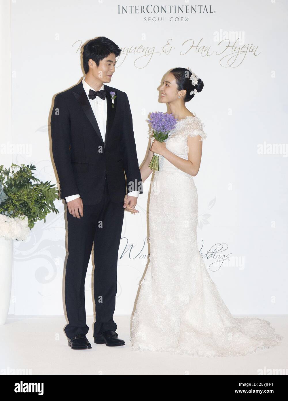 1 July 13 Seoul South Korea L R South Korean Soccer Player Ki Sung Yueng Of Swansea City Poses For Photographers With Bride South Korean Actress Han Hye Jin During A His Wedding