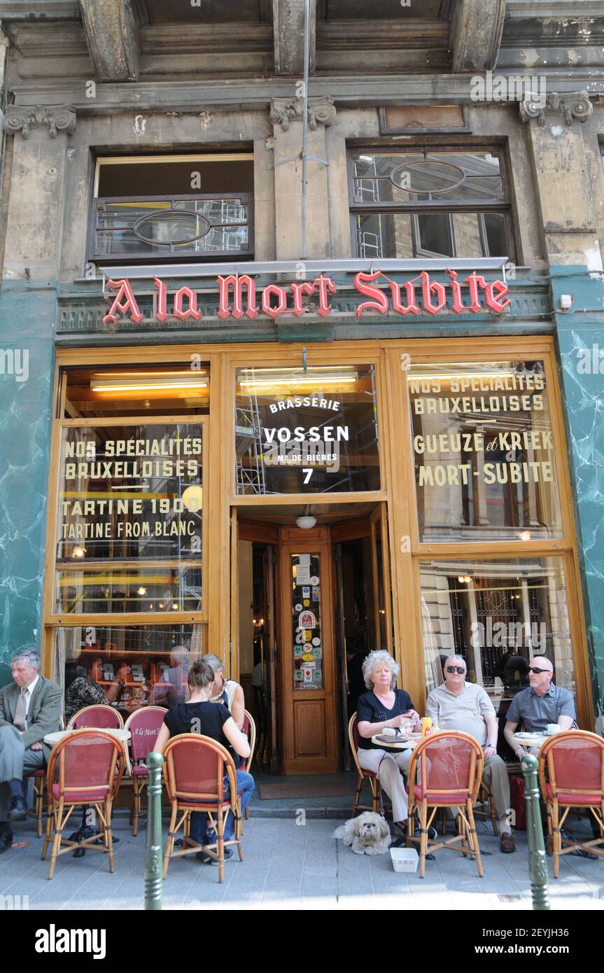 People drinking outside A la Mort Subite Bar, Brussels, Belgium Stock Photo
