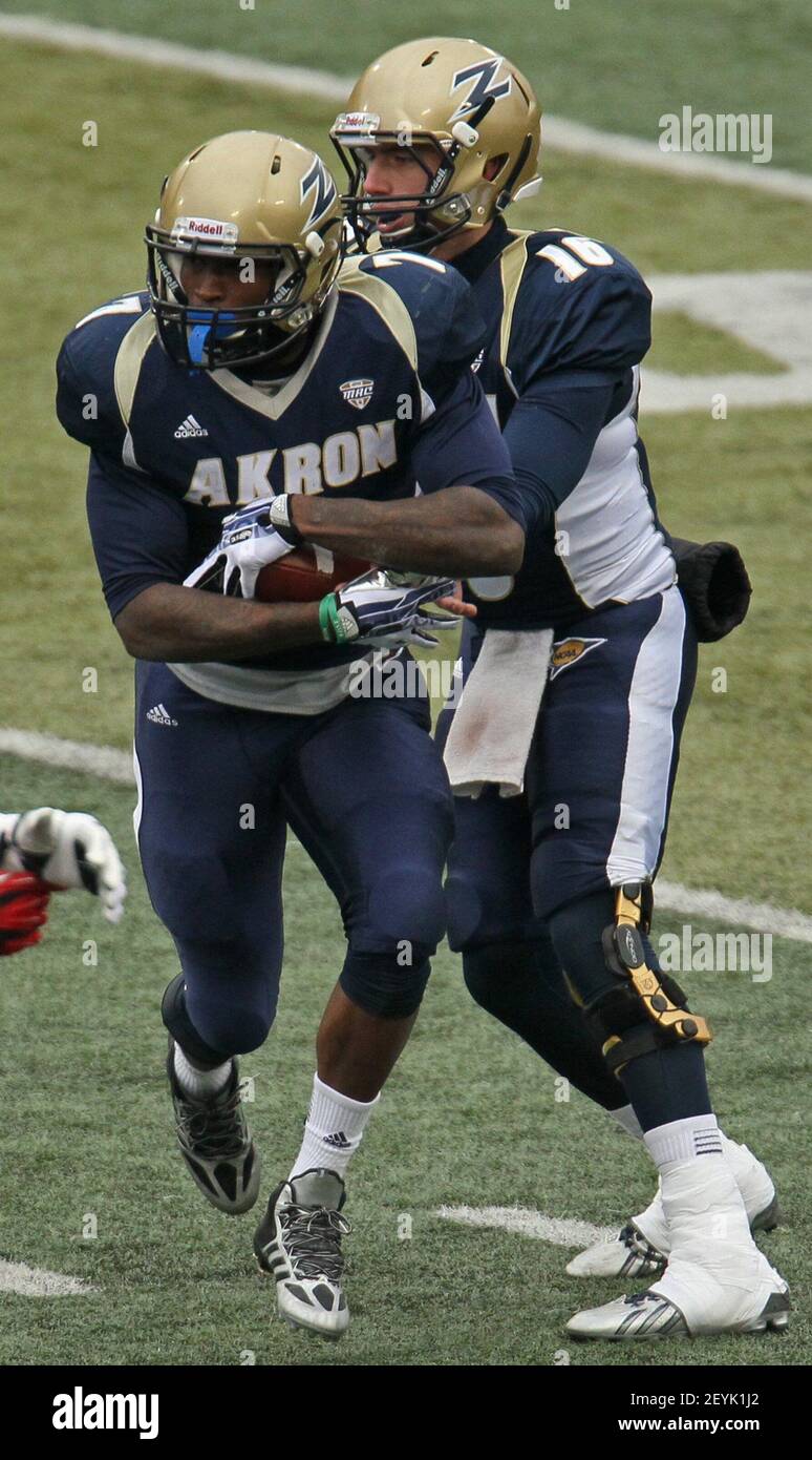 Akron running back Jawon Chisholm takes a hand off from quarterback ...
