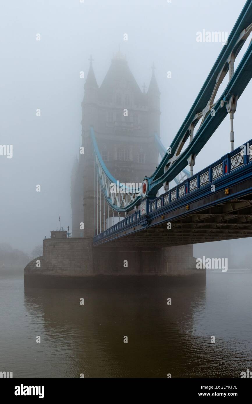 The iconic Tower Bridge and the River Thames shrouded in mist, creating a wonderfully gothic vision, reminiscent of the London of yesteryear. - Stock Image
