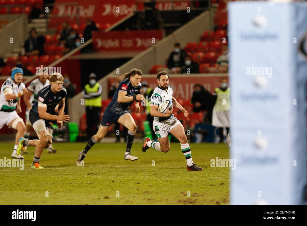MANCHESTER, UK. MARCH 5TH     Michael Young breaks to set up Joel Matavesi for his try for Newcastle Falcons during the Gallagher Premiership match between Sale Sharks and Newcastle Falcons at AJ Bell Stadium, Eccles on Friday 5th March 2021. (Credit: Chris Lishman | MI News ) Stock Photo