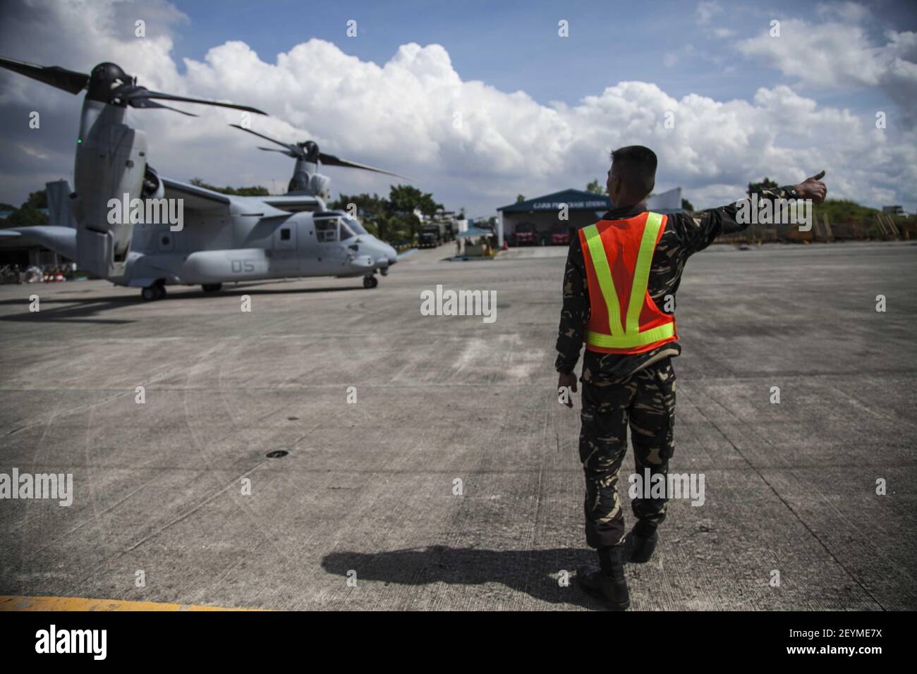 Philippine Air Force Sgt. Dons Geronimo guides a U.S. Marine Corps MV