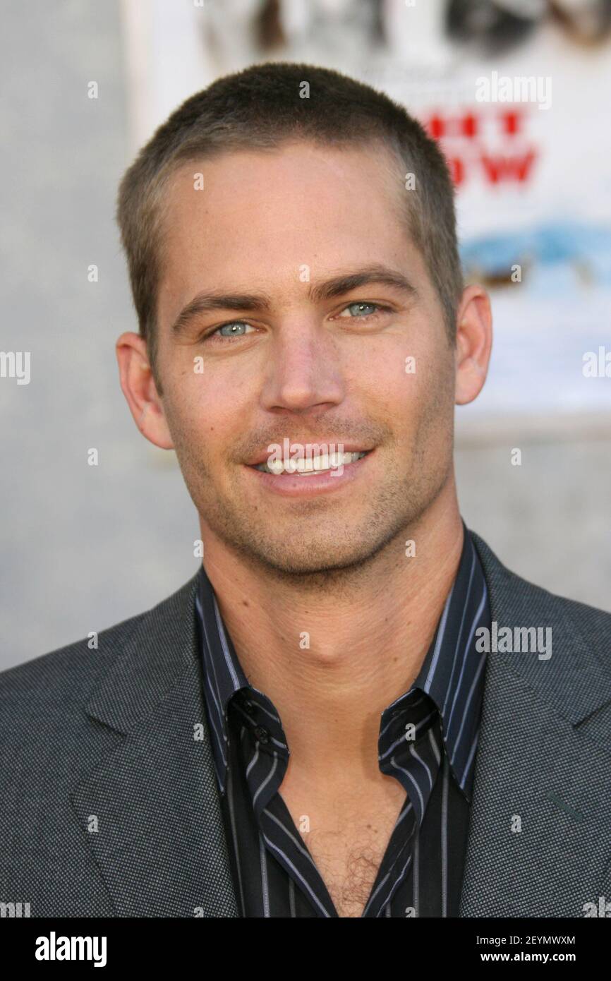 pauze verdrietig Aan de overkant 30 November 2013 - Santa Clarita, California - Paul Walker died at the age of 40 in a car accident while attending a charity event for his organization Reach Out Worldwide. The pauze verdrietig Aan de overkant 30 November 2013 - Santa Clarita, California - Paul Walker died at the age of 40 in a car accident while attending a charity event for his organization Reach Out Worldwide. The