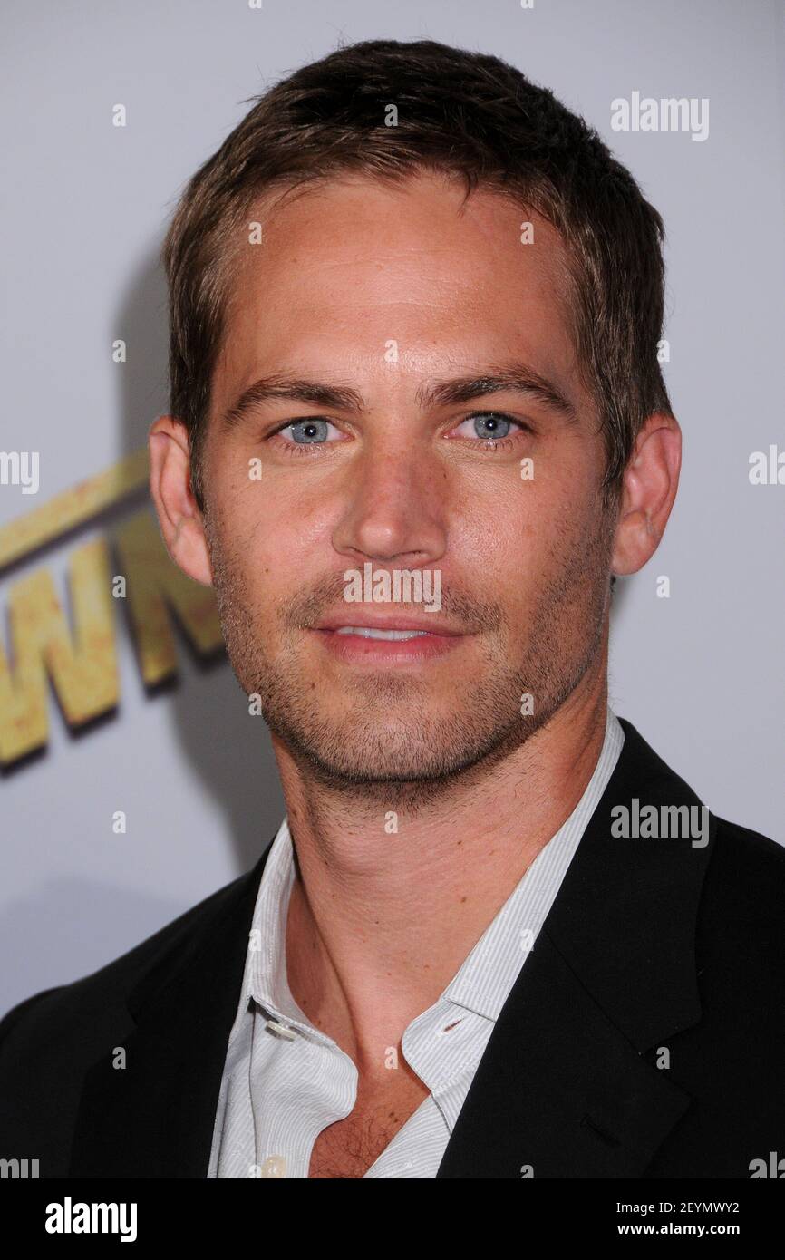pauze verdrietig Aan de overkant 30 November 2013 - Santa Clarita, California - Paul Walker died at the age of 40 in a car accident while attending a charity event for his organization Reach Out Worldwide. The pauze verdrietig Aan de overkant 30 November 2013 - Santa Clarita, California - Paul Walker died at the age of 40 in a car accident while attending a charity event for his organization Reach Out Worldwide. The