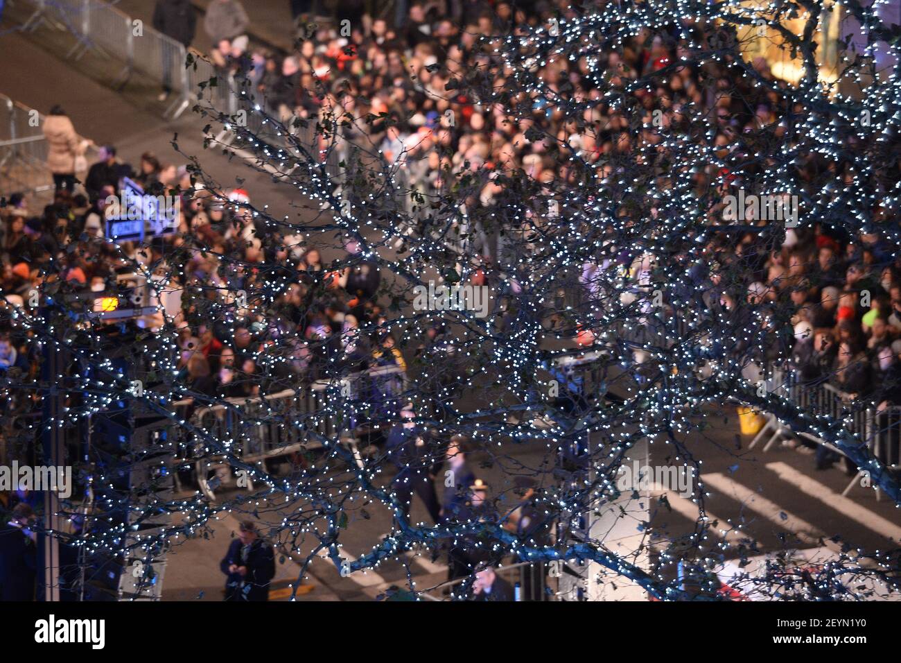 Crowds gather to attend the 81st annual Rockefeller Center Christmas ...