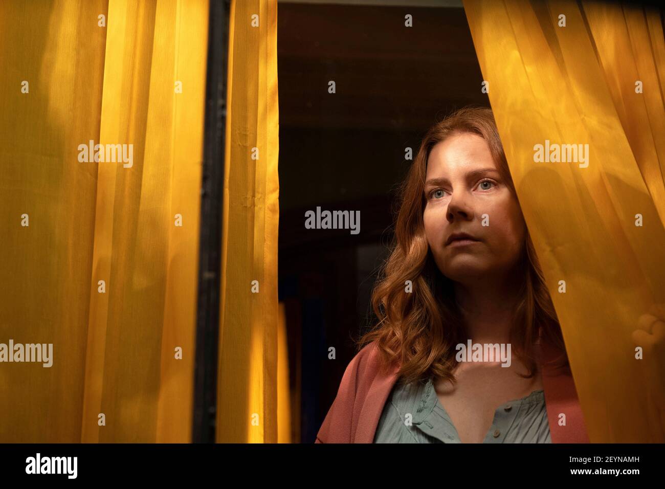 AMY ADAMS in THE WOMAN IN THE WINDOW (2021), directed by JOE WRIGHT. Credit: 20TH CENTURY FOX STUDIOS / Album Stock Photo