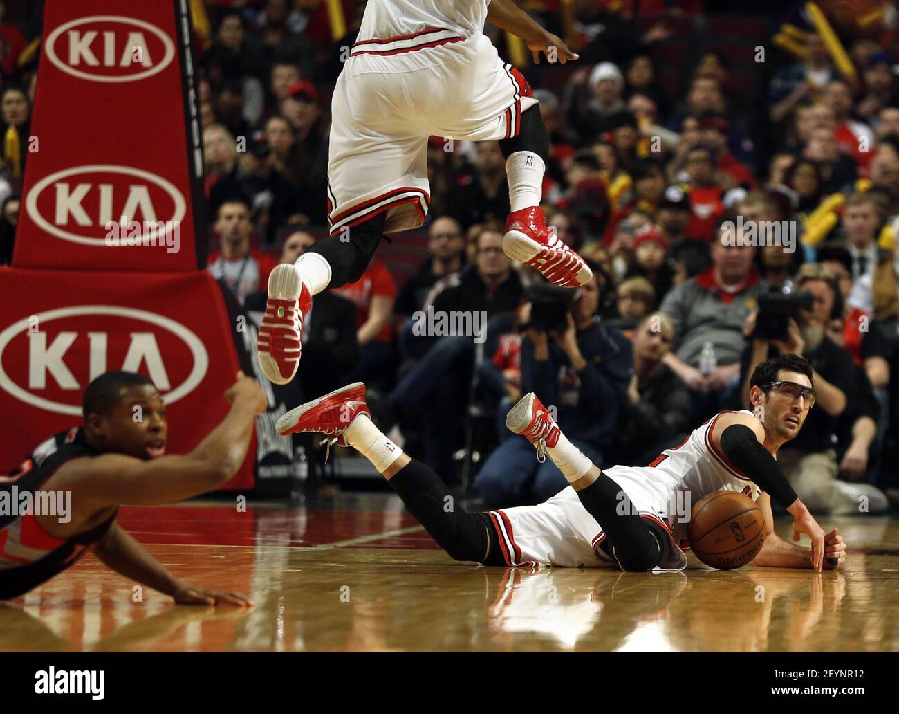 Chicago Bulls' Kirk Hinrich is shown in the second half of an NBA preseason  basketball game against the Minnesota Timberwolves. (AP Photo/Jim Mone  Stock Photo - Alamy