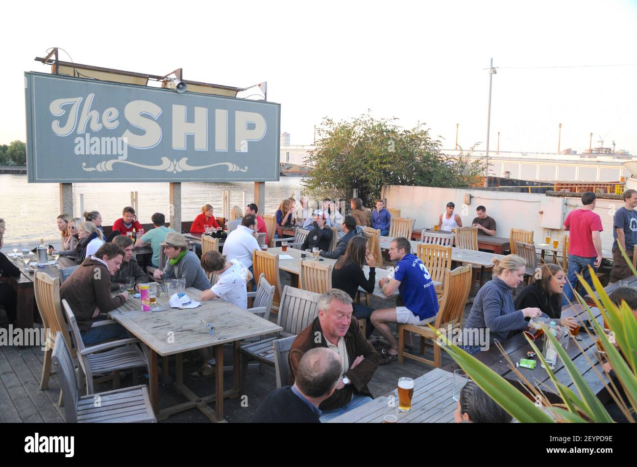 People drinking in the beer garden of The Ship pub, Wandsworth, South London Stock Photo
